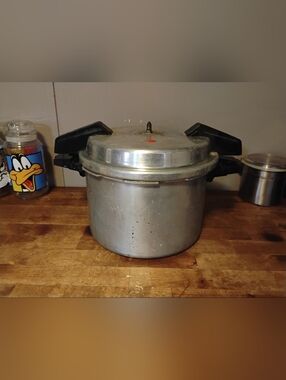 Vintage Mirro Matic 8 Quart Pressure Cooker Canner Model M-0598-11 USA